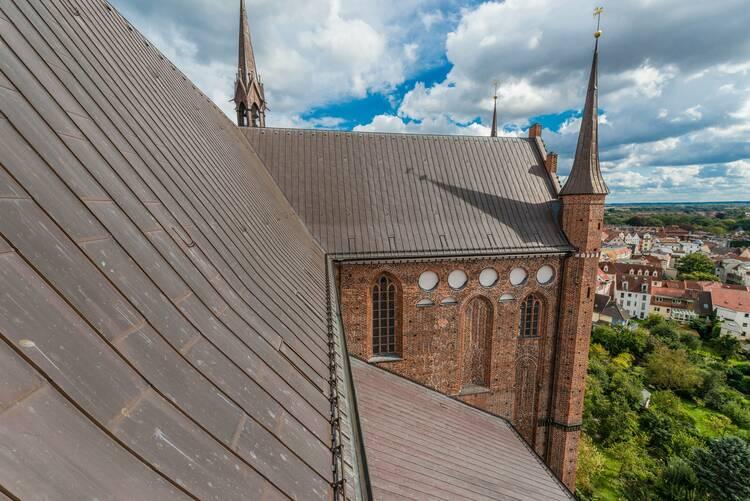 St. Georgen Kirche mit Turm